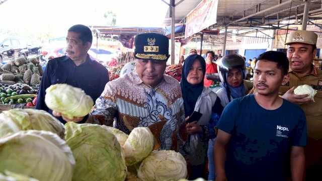 Pj Gubernur Sidak di Pasar Tramo Maros, Harga Beras Stabil Karena Didukung Kios Bulog