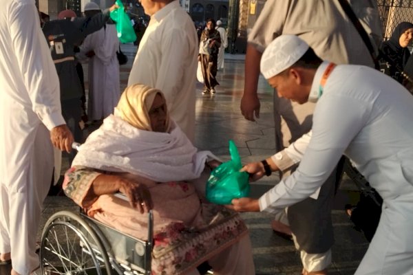 Masyaallah, Sahiruddin Tetap Laksanakan Jumat Berkah Berbagi saat Ibadah Umrah di Tanah Suci