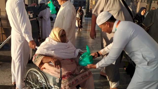 Ketua DPD NasDem Maros, H. Sahiruddin SH Menjalankan Jumat Berkah Saat Ibdah Umrah di Tanah Suci