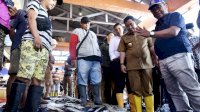 Cek Harga Ikan, Pj Gubernur Bahtiar Tinjau TPID Poetere Makassar