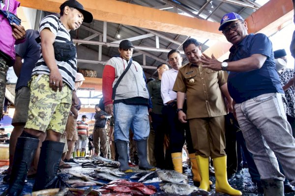 Cek Harga Ikan, Pj Gubernur Bahtiar Tinjau TPID Poetere Makassar