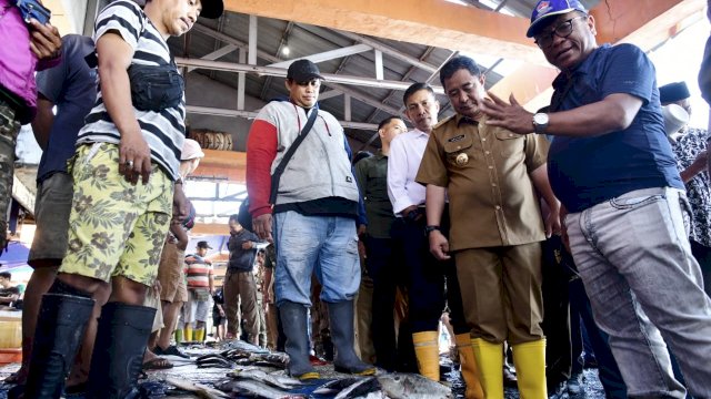 Cek Harga Ikan, Pj Gubernur Bahtiar Tinjau TPID Poetere Makassar