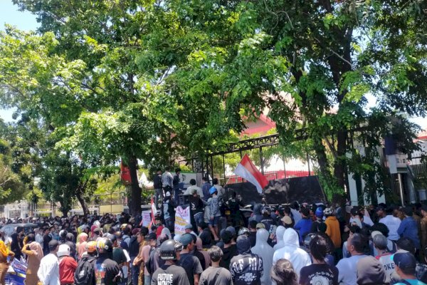 Ribuan Massa Unjuk Rasa Depan Kantor DPRD Sulsel, Minta Pj Gubernur Dicopot