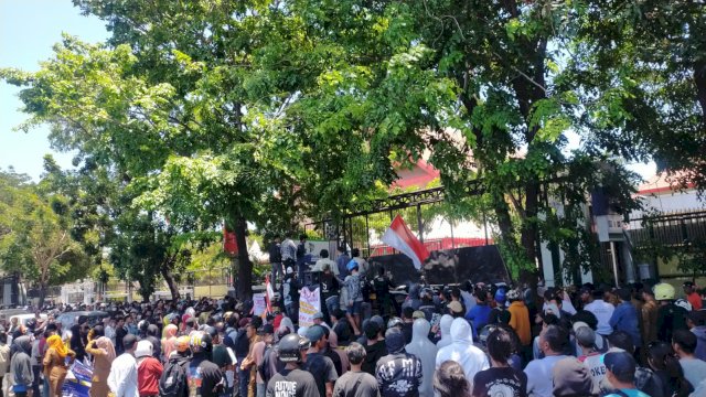 Ribuan Massa Unjuk Rasa Depan Kantor DPRD Sulsel, Minta Pj Gubernur Dicopot