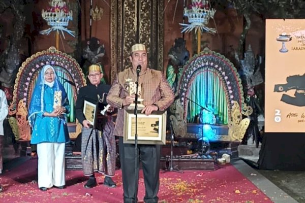 Bupati Maros Chaidir Syam Terima Penghargaan International Ubud Writers Readers Festival