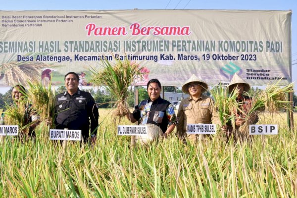 Pj Gubernur Bahtiar Panen Raya Padi Bersama Petani di Tengah El Nino