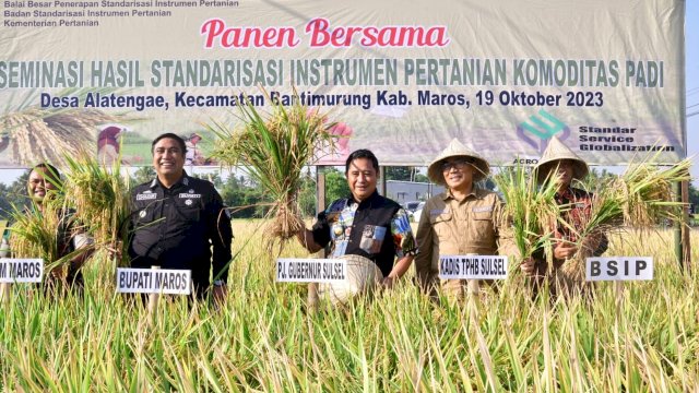 Pj Gubernur Bahtiar Panen Raya Padi Bersama Petani di Tengah El Nino