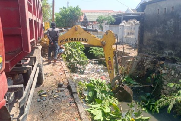 Dinas PU Makassar Kerahkan Alat Berat-Truk Angkut Sedimentasi di Saluran Sekunder Kumala