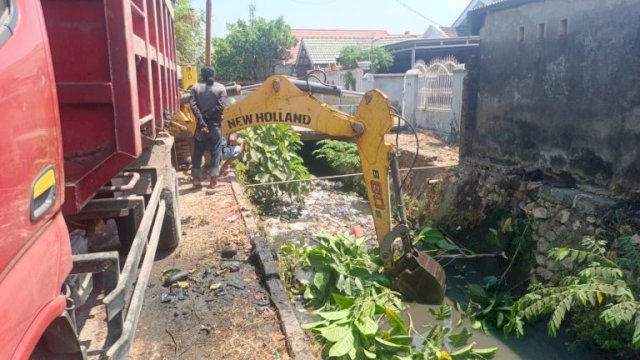 Dinas PU Makassar Kerahkan Alat Berat-Truk Angkut Sedimentasi di Saluran Sekunder Kumala