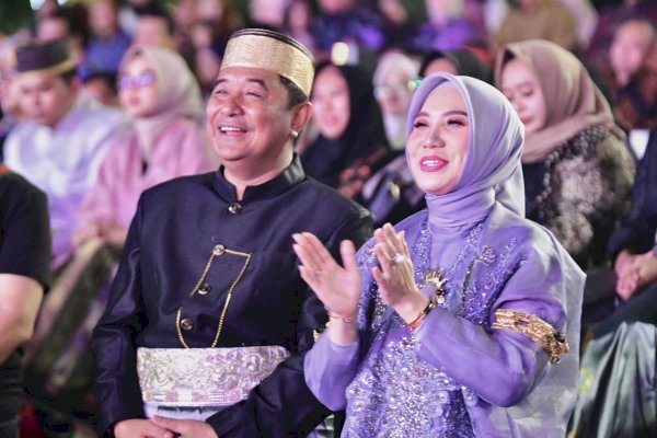 Pj Gubernur Didampingi Pj Ketua TP PKK Buka Fashion Show Perayaan HUT Sulsel Ke 354