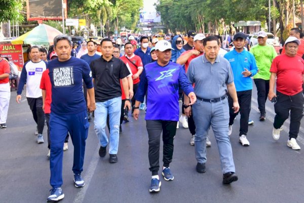 Pj Gubernur Bahtiar Jalan Sehat Bareng Pimpinan OPD Lingkup Pemprov Sulsel