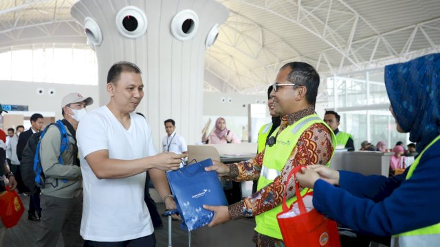 Dispar Makassar Bagikan Pisang Ijo ke Penumpang Garuda Indonesia