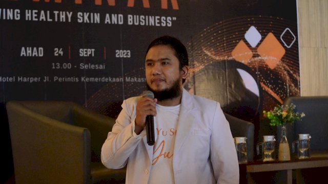 dr.Yusuf Ardian, Sp.DVE saat Jadi Pembicara Seminar kesehatan kulit di Hotel Harper Makassar beberapa waktu lalu (foto : dok pribadi)