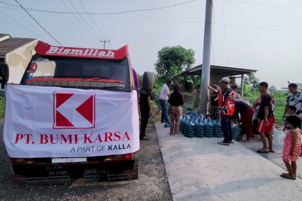 Bumi Karsa Salurkan CSR Bantuan Air Bersih Atasi Permasalahan Kekeringan