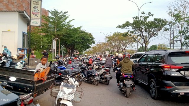 Dishub Makassar Tertibkan Parkir Liar di Depan Nipah Mall