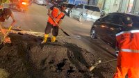 Satuan Tugas Sapu Lubang Dinas PU Makassar Lakukan Perbaikan Permukaan Jalan Rusak