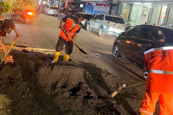 Satuan Tugas Sapu Lubang Dinas PU Makassar Lakukan Perbaikan Permukaan Jalan Rusak