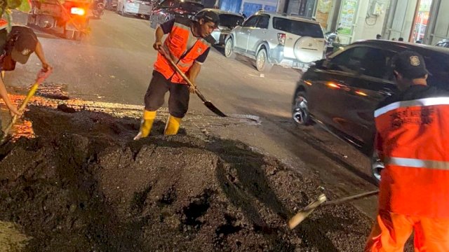 Satuan Tugas Sapu Lubang Dinas PU Makassar Lakukan Perbaikan Permukaan Jalan Rusak