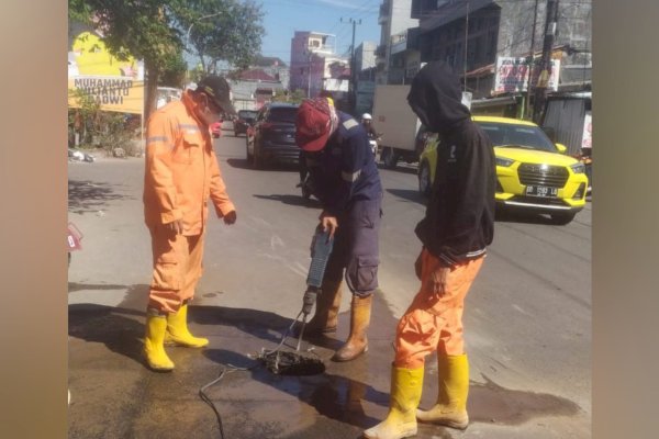 Dinas PU Makassar Gerak Cepat Perbaiki Jalan Ambruk di Jalan Pongtiku