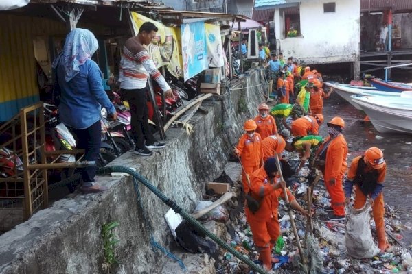 Camat Benyamin Pimpin Langsung Satgas Bersihkan Bibir Pantai di Biringkanaya
