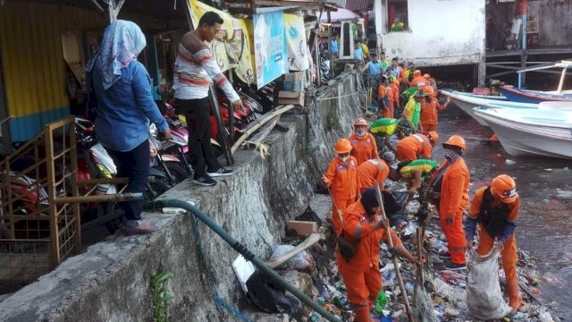 Camat Benyamin Pimpin Langsung Satgas Bersihkan Bibir Pantai di Biringkanaya
