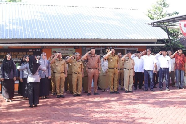 Momentum 17 Agustus, Pemerintah Kecakatan Bagikan Benderah Merah Putih