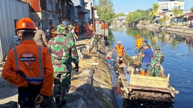 Sekcam Mamajang Asdhar Turun Langsung Pantau Giat Kerja Bakti Sepanjang Kanal Tanjung Alang