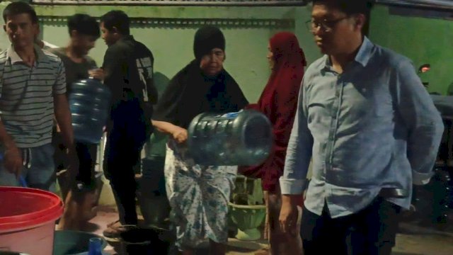 Respon Cepat Kekeringan, Pemerintah Kecamatan Biringkanaya Distribusikan Air Bersih ke Warga