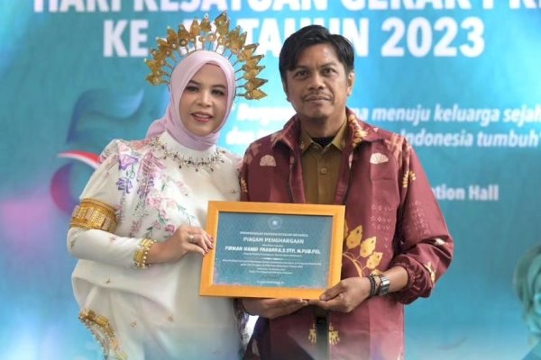 Dukung Pembinaan Kesejahteraan Keluarga, Firman Pagarra Raih Penghargaan dari PKK Makassar