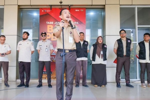 Bapenda Makassar Bersama Tim Gabungan Tertibkan Reklame Insidentil Tak Sesuai Kententuan