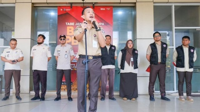 Bapenda Makassar Bersama Tim Gabungan Tertibkan Reklame Insidentil Tak Sesuai Kententuan