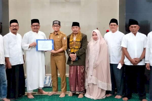 Lewat Dinas PU, Pemkot Makassar Serahkan Dana Hibah Sebesar Rp50 Juta untuk Masjid Al-Ikhlas Bitowa