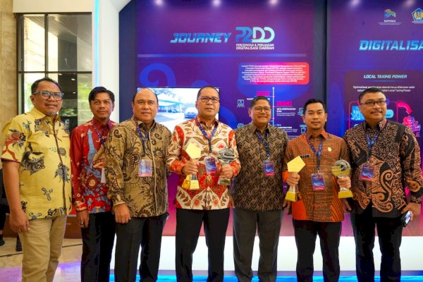 Alhamdulillah! Kota Makassar Terima Penghargaan TP2DD 2023 Kota Terbaik dan Program Unggulan P2DD Terbaik