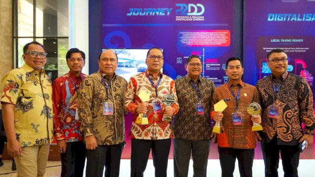 Alhamdulillah! Kota Makassar Terima Penghargaan TP2DD 2023 Kota Terbaik dan Program Unggulan P2DD Terbaik