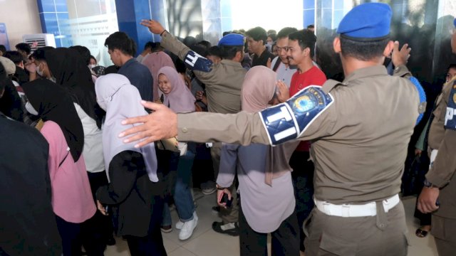 Ribuan Pencari Kerja Srbu Job Fair di Maros