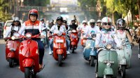 Peringati Hari Sumpah Pemuda, Danny-Fatma Keliling Makassar Naik Vespa Bareng Skuteris se-Sulsel