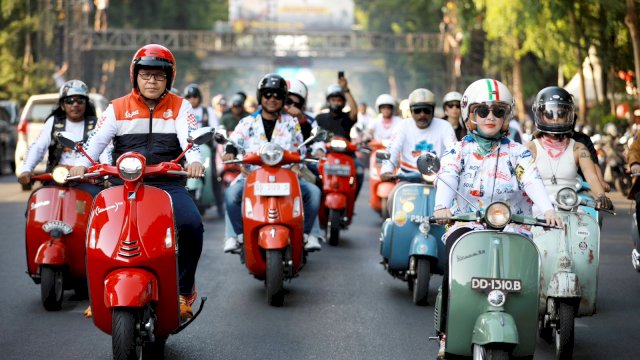 Danny-Fatma Keliling Makassar Naik Vespa Bareng Skuteris se-Sulsel.(f-Humas)