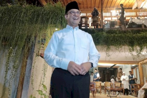 Anies Salat Berjamaah Bareng Keluarga Sebelum Daftar Capres-Cawapres: Jadikanlah Kami Imam yang Bertakwa