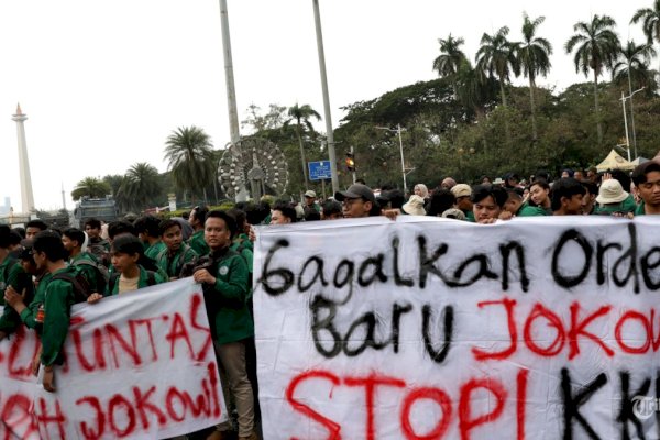 Demo Tolak Dinasti Politik Jokowi di Patung Kuda, Massa Bakar Ban Hingga Coba Terobos Beton, Sampaikan 3 Tuntutan