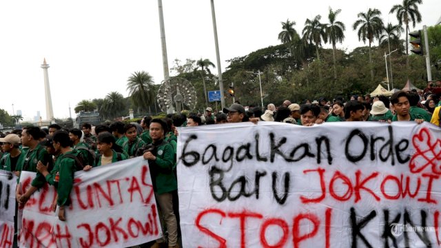 Demo Tolak Dinasti Politik Jokowi di Patung Kuda, Massa Bakar Ban Hingga Coba Terobos Beton, Sampaikan 3 Tuntutan