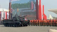 Hadiri Upacara HUT TNI, Jokowi Naik Tank Marinir Didampingi Laksamana Yudo