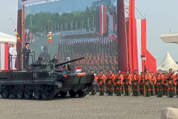 Hadiri Upacara HUT TNI, Jokowi Naik Tank Marinir Didampingi Laksamana Yudo