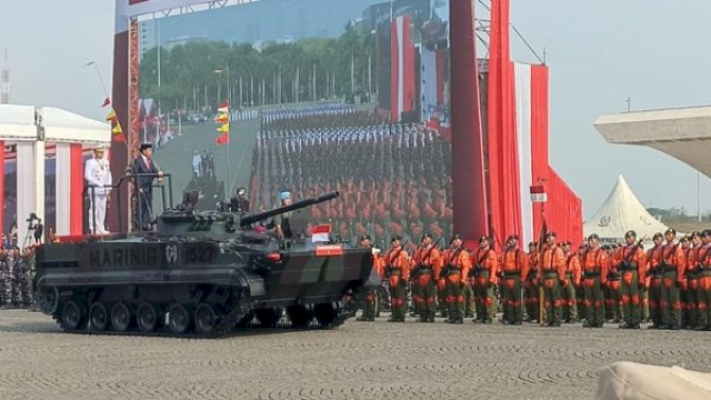 Hadiri Upacara HUT TNI, Jokowi Naik Tank Marinir Didampingi Laksamana Yudo