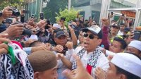 Munarman Bebas, Kenakan Topi dan Syal Save Palestine