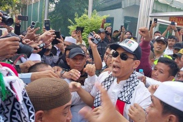 Munarman Bebas, Kenakan Topi dan Syal Save Palestine