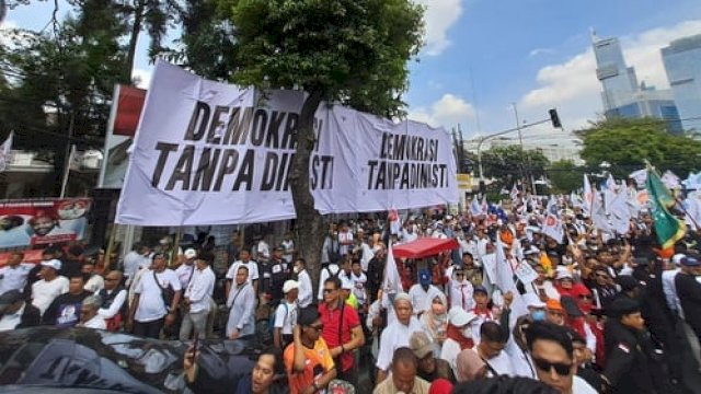 Relawan Bentang Spanduk &#8216;Demokrasi Tanpa Dinasti&#8217; saat Pasangan AMIN ke KPU