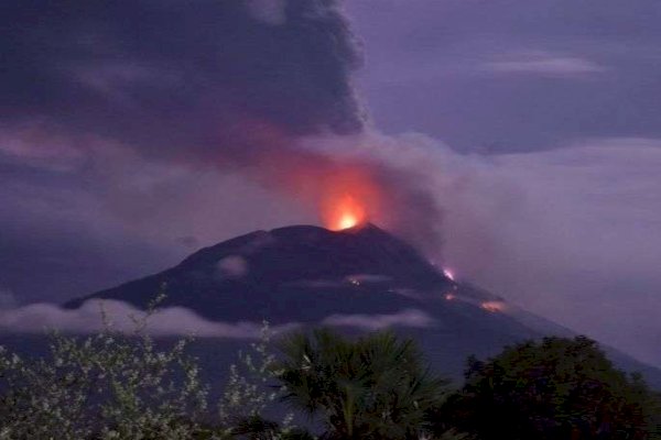 Gunung Ile Lewotolok di NTT Erupsi Setinggi 400 Meter