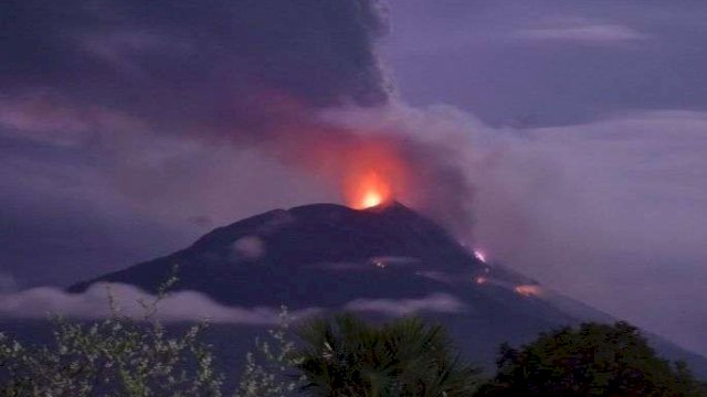 Gunung Ile Lewotolok di NTT Erupsi Setinggi 400 Meter