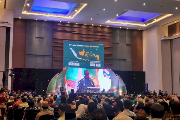 Masyarakat Antusias Sambut Capres Anies Baswedan Saat Hadiri Silaknas ICMI di Makassar