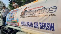 Saksikan Pembagian Air Bersih ke Warga, Anies: Harus Ada Solusi Jangka Panjang